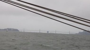 8-15-2021: Sausalito, California: Sausalito 'dan Tiburon' a yelken, Melek Adası, Alcatraz Adası, Golden Gate Köprüsü ve Körfez Köprüsü. Teknede Mathew Turner