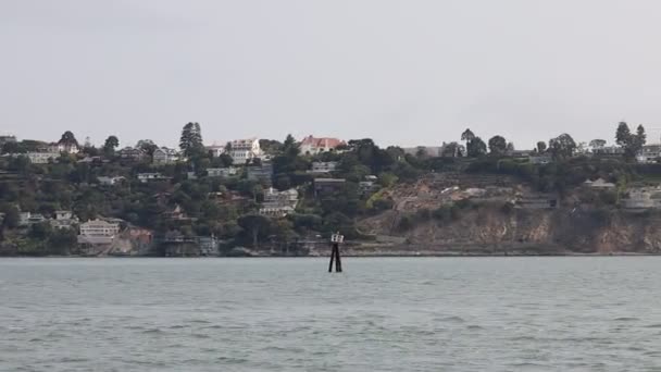 2021 Sausalito California Navega Sausalito Tiburón Isla Ángel Isla Alcatraz — Vídeo de stock