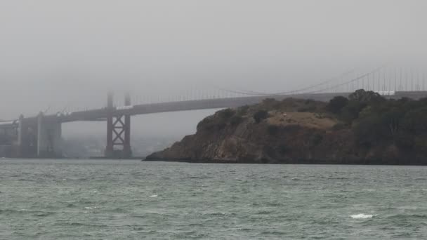 2021年8月15日 加利福尼亚州萨韦利托 从萨韦利托航行至提布隆 天使岛 阿尔卡特拉兹岛 金门大桥和海湾大桥 Mathew Turner号船上 — 图库视频影像