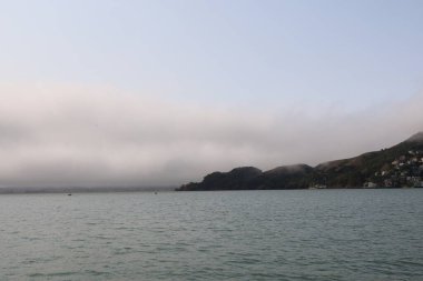8-15-2021: Sausalito, California: Sausalito 'dan Tiburon' a yelken, Melek Adası, Alcatraz Adası, Golden Gate Köprüsü ve Körfez Köprüsü. Teknede Mathew Turner 