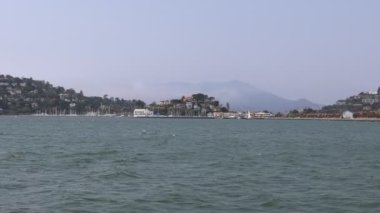 8-15-2021: Sausalito, California: Sausalito 'dan Tiburon' a yelken, Melek Adası, Alcatraz Adası, Golden Gate Köprüsü ve Körfez Köprüsü. Teknede Mathew Turner