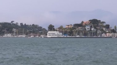 8-15-2021: Sausalito, California: Sausalito 'dan Tiburon' a yelken, Melek Adası, Alcatraz Adası, Golden Gate Köprüsü ve Körfez Köprüsü. Teknede Mathew Turner