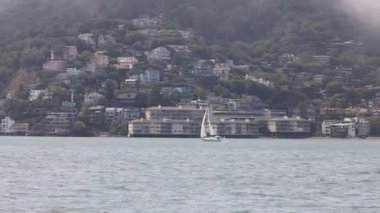 8-15-2021: Sausalito, California: Sausalito 'dan Tiburon' a yelken, Melek Adası, Alcatraz Adası, Golden Gate Köprüsü ve Körfez Köprüsü. Teknede Mathew Turner