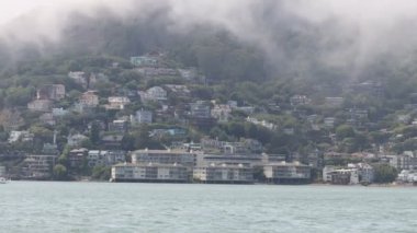 8-15-2021: Sausalito, California: Sausalito 'dan Tiburon' a yelken, Melek Adası, Alcatraz Adası, Golden Gate Köprüsü ve Körfez Köprüsü. Teknede Mathew Turner