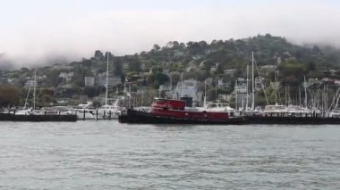 8-15-2021: Sausalito, California: Sausalito 'dan Tiburon' a yelken, Melek Adası, Alcatraz Adası, Golden Gate Köprüsü ve Körfez Köprüsü. Teknede Mathew Turner