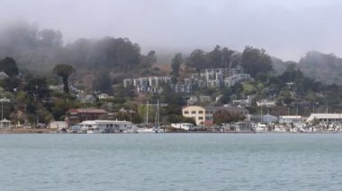8-15-2021: Sausalito, California: Sausalito 'dan Tiburon' a yelken, Melek Adası, Alcatraz Adası, Golden Gate Köprüsü ve Körfez Köprüsü. Teknede Mathew Turner