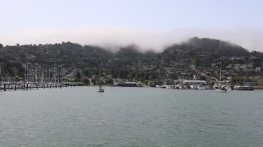 8-15-2021: Sausalito, California: Sausalito 'dan Tiburon' a yelken, Melek Adası, Alcatraz Adası, Golden Gate Köprüsü ve Körfez Köprüsü. Teknede Mathew Turner