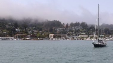8-15-2021: Sausalito, California: Sausalito 'dan Tiburon' a yelken, Melek Adası, Alcatraz Adası, Golden Gate Köprüsü ve Körfez Köprüsü. Teknede Mathew Turner