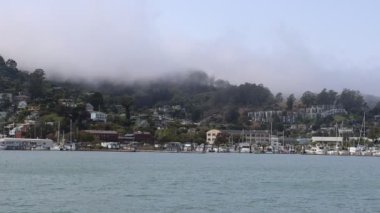 8-15-2021: Sausalito, California: Sausalito 'dan Tiburon' a yelken, Melek Adası, Alcatraz Adası, Golden Gate Köprüsü ve Körfez Köprüsü. Teknede Mathew Turner