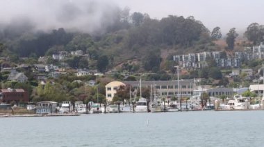 8-15-2021: Sausalito, California: Sausalito 'dan Tiburon' a yelken, Melek Adası, Alcatraz Adası, Golden Gate Köprüsü ve Körfez Köprüsü. Teknede Mathew Turner