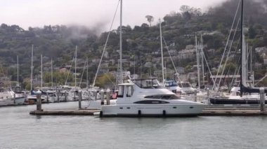 8-15-2021: Sausalito, California: Sausalito 'dan Tiburon' a yelken, Melek Adası, Alcatraz Adası, Golden Gate Köprüsü ve Körfez Köprüsü. Teknede Mathew Turner