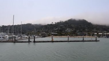 8-15-2021: Sausalito, California: Sausalito 'dan Tiburon' a yelken, Melek Adası, Alcatraz Adası, Golden Gate Köprüsü ve Körfez Köprüsü. Teknede Mathew Turner