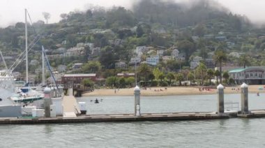 8-15-2021: Sausalito, California: Sausalito 'dan Tiburon' a yelken, Melek Adası, Alcatraz Adası, Golden Gate Köprüsü ve Körfez Köprüsü. Teknede Mathew Turner
