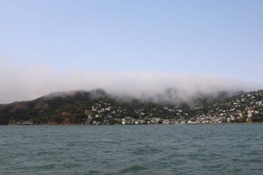 8-15-2021: Sausalito, California: Sausalito 'dan Tiburon' a yelken, Melek Adası, Alcatraz Adası, Golden Gate Köprüsü ve Körfez Köprüsü. Teknede Mathew Turner 