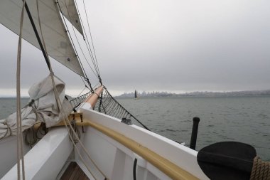 8-15-2021: Sausalito, California: Sausalito 'dan Tiburon' a yelken, Melek Adası, Alcatraz Adası, Golden Gate Köprüsü ve Körfez Köprüsü. Teknede Mathew Turner 
