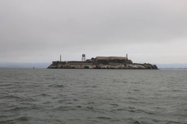 8-15-2021: Sausalito, California: Sausalito 'dan Tiburon' a yelken, Melek Adası, Alcatraz Adası, Golden Gate Köprüsü ve Körfez Köprüsü. Teknede Mathew Turner 