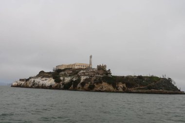 8-15-2021: Sausalito, California: Sausalito 'dan Tiburon' a yelken, Melek Adası, Alcatraz Adası, Golden Gate Köprüsü ve Körfez Köprüsü. Teknede Mathew Turner 