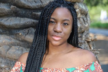 Parktaki Güzel Siyah Bir Kadının Fotoğrafı