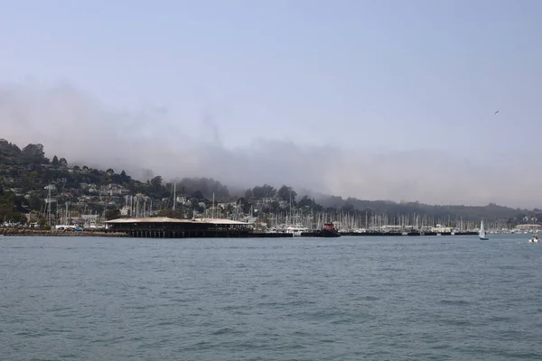 San Francisco Körfezinde Yelken Açmak — Stok fotoğraf