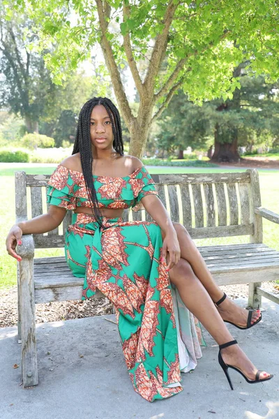 Foto Una Hermosa Dama Negra Parque — Foto de Stock