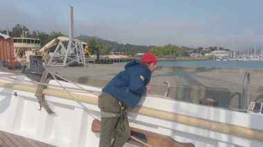 8-15-2021: Sausalito, California: Sausalito 'dan Tiburon' a yelken, Melek Adası, Alcatraz Adası, Golden Gate Köprüsü ve Körfez Köprüsü. Teknede Mathew Turner