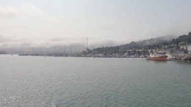 8-15-2021: Sausalito, California: Sausalito 'dan Tiburon' a yelken, Melek Adası, Alcatraz Adası, Golden Gate Köprüsü ve Körfez Köprüsü. Teknede Mathew Turner