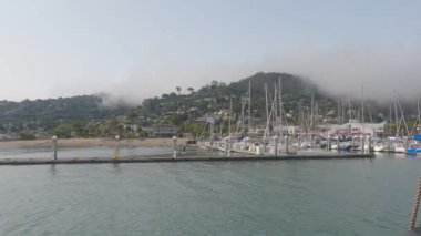 8-15-2021: Sausalito, California: Sausalito 'dan Tiburon' a yelken, Melek Adası, Alcatraz Adası, Golden Gate Köprüsü ve Körfez Köprüsü. Teknede Mathew Turner