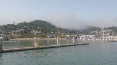 8-15-2021: Sausalito, California: Sausalito 'dan Tiburon' a yelken, Melek Adası, Alcatraz Adası, Golden Gate Köprüsü ve Körfez Köprüsü. Teknede Mathew Turner