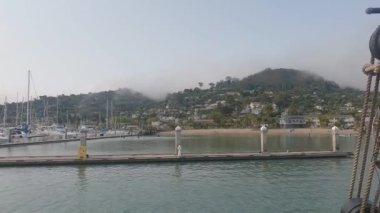 8-15-2021: Sausalito, California: Sausalito 'dan Tiburon' a yelken, Melek Adası, Alcatraz Adası, Golden Gate Köprüsü ve Körfez Köprüsü. Teknede Mathew Turner