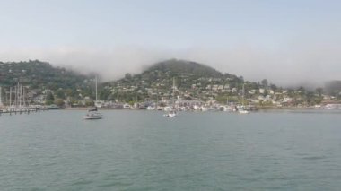 8-15-2021: Sausalito, California: Sausalito 'dan Tiburon' a yelken, Melek Adası, Alcatraz Adası, Golden Gate Köprüsü ve Körfez Köprüsü. Teknede Mathew Turner