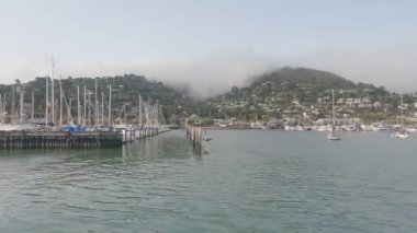 8-15-2021: Sausalito, California: Sausalito 'dan Tiburon' a yelken, Melek Adası, Alcatraz Adası, Golden Gate Köprüsü ve Körfez Köprüsü. Teknede Mathew Turner