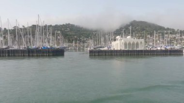 8-15-2021: Sausalito, California: Sausalito 'dan Tiburon' a yelken, Melek Adası, Alcatraz Adası, Golden Gate Köprüsü ve Körfez Köprüsü. Teknede Mathew Turner