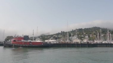 8-15-2021: Sausalito, California: Sausalito 'dan Tiburon' a yelken, Melek Adası, Alcatraz Adası, Golden Gate Köprüsü ve Körfez Köprüsü. Teknede Mathew Turner