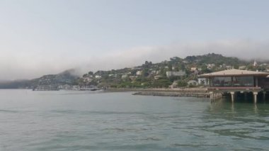8-15-2021: Sausalito, California: Sausalito 'dan Tiburon' a yelken, Melek Adası, Alcatraz Adası, Golden Gate Köprüsü ve Körfez Köprüsü. Teknede Mathew Turner
