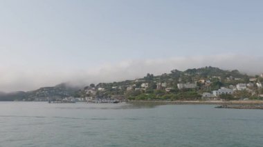 8-15-2021: Sausalito, California: Sausalito 'dan Tiburon' a yelken, Melek Adası, Alcatraz Adası, Golden Gate Köprüsü ve Körfez Köprüsü. Teknede Mathew Turner