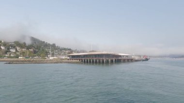 8-15-2021: Sausalito, California: Sausalito 'dan Tiburon' a yelken, Melek Adası, Alcatraz Adası, Golden Gate Köprüsü ve Körfez Köprüsü. Teknede Mathew Turner