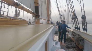 8-15-2021: Sausalito, California: Sausalito 'dan Tiburon' a yelken, Melek Adası, Alcatraz Adası, Golden Gate Köprüsü ve Körfez Köprüsü. Teknede Mathew Turner