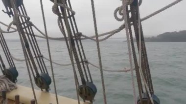 8-15-2021: Sausalito, California: Sausalito 'dan Tiburon' a yelken, Melek Adası, Alcatraz Adası, Golden Gate Köprüsü ve Körfez Köprüsü. Teknede Mathew Turner