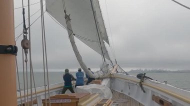 8-15-2021: Sausalito, California: Sausalito 'dan Tiburon' a yelken, Melek Adası, Alcatraz Adası, Golden Gate Köprüsü ve Körfez Köprüsü. Teknede Mathew Turner
