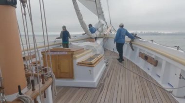 8-15-2021: Sausalito, California: Sausalito 'dan Tiburon' a yelken, Melek Adası, Alcatraz Adası, Golden Gate Köprüsü ve Körfez Köprüsü. Teknede Mathew Turner
