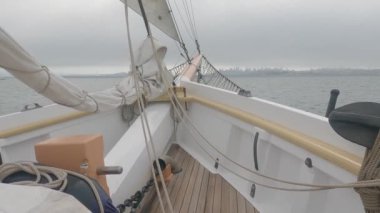 8-15-2021: Sausalito, California: Sausalito 'dan Tiburon' a yelken, Melek Adası, Alcatraz Adası, Golden Gate Köprüsü ve Körfez Köprüsü. Teknede Mathew Turner