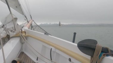 8-15-2021: Sausalito, California: Sausalito 'dan Tiburon' a yelken, Melek Adası, Alcatraz Adası, Golden Gate Köprüsü ve Körfez Köprüsü. Teknede Mathew Turner
