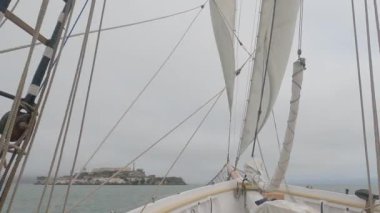8-15-2021: Sausalito, California: Sausalito 'dan Tiburon' a yelken, Melek Adası, Alcatraz Adası, Golden Gate Köprüsü ve Körfez Köprüsü. Teknede Mathew Turner