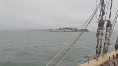 8-15-2021: Sausalito, California: Sausalito 'dan Tiburon' a yelken, Melek Adası, Alcatraz Adası, Golden Gate Köprüsü ve Körfez Köprüsü. Teknede Mathew Turner