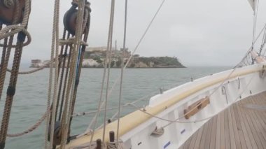 8-15-2021: Sausalito, California: Sausalito 'dan Tiburon' a yelken, Melek Adası, Alcatraz Adası, Golden Gate Köprüsü ve Körfez Köprüsü. Teknede Mathew Turner