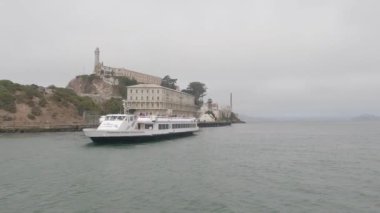 8-15-2021: Sausalito, California: Sausalito 'dan Tiburon' a yelken, Melek Adası, Alcatraz Adası, Golden Gate Köprüsü ve Körfez Köprüsü. Teknede Mathew Turner