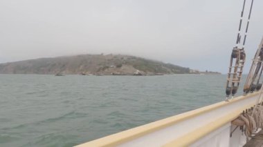 8-15-2021: Sausalito, California: Sausalito 'dan Tiburon' a yelken, Melek Adası, Alcatraz Adası, Golden Gate Köprüsü ve Körfez Köprüsü. Teknede Mathew Turner