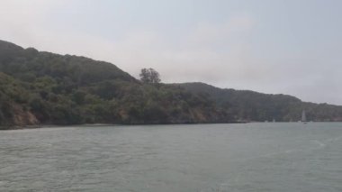 8-15-2021: Sausalito, California: Sausalito 'dan Tiburon' a yelken, Melek Adası, Alcatraz Adası, Golden Gate Köprüsü ve Körfez Köprüsü. Teknede Mathew Turner