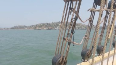 8-15-2021: Sausalito, California: Sausalito 'dan Tiburon' a yelken, Melek Adası, Alcatraz Adası, Golden Gate Köprüsü ve Körfez Köprüsü. Teknede Mathew Turner