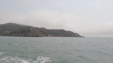 8-15-2021: Sausalito, California: Sausalito 'dan Tiburon' a yelken, Melek Adası, Alcatraz Adası, Golden Gate Köprüsü ve Körfez Köprüsü. Teknede Mathew Turner